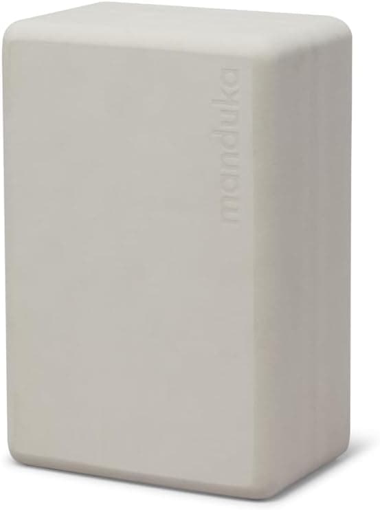 Bloque de yoga de espuma Manduka: bloque de espuma EVA reciclada con soporte ergonómico, equipo de yoga, accesorio de gimnasio en casa y herramienta de pilates, ligero para viajes, alta densidad, bordes cómodos