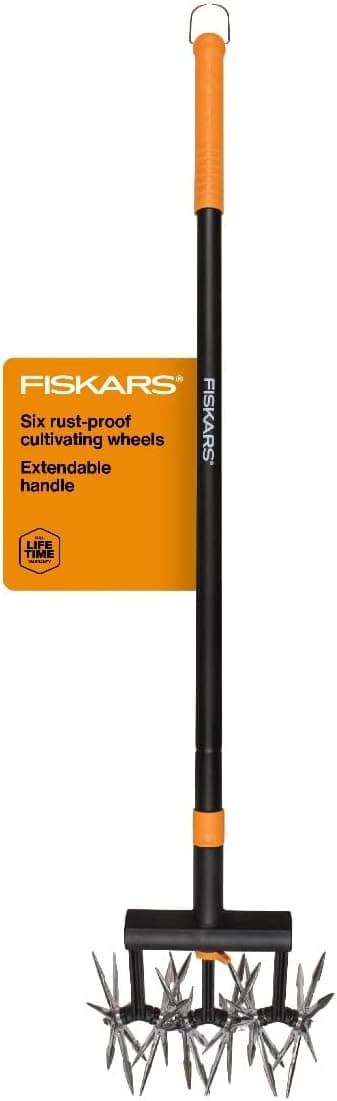 Cultivador giratorio extensible Fiskars de 40 a 60 pulgadas para el cuidado del jardín y el césped | Ruedas de cultivo de aluminio a prueba de herrumbre, ruedas centrales extraíbles, herramienta cultivadora de mango largo para suelo o resiembra de césped