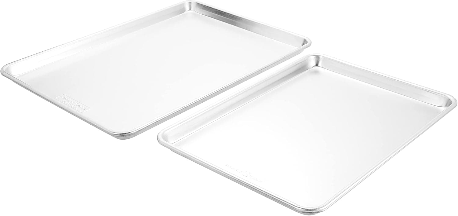 Nordic Ware Naturals Juego de sábanas extra grande y media – Bandeja de aluminio de calidad comercial fabricada en Estados Unidos para hornear o asar, borde de acero galvanizado encapsulado que evita la deformación, hoja grande + media hoja