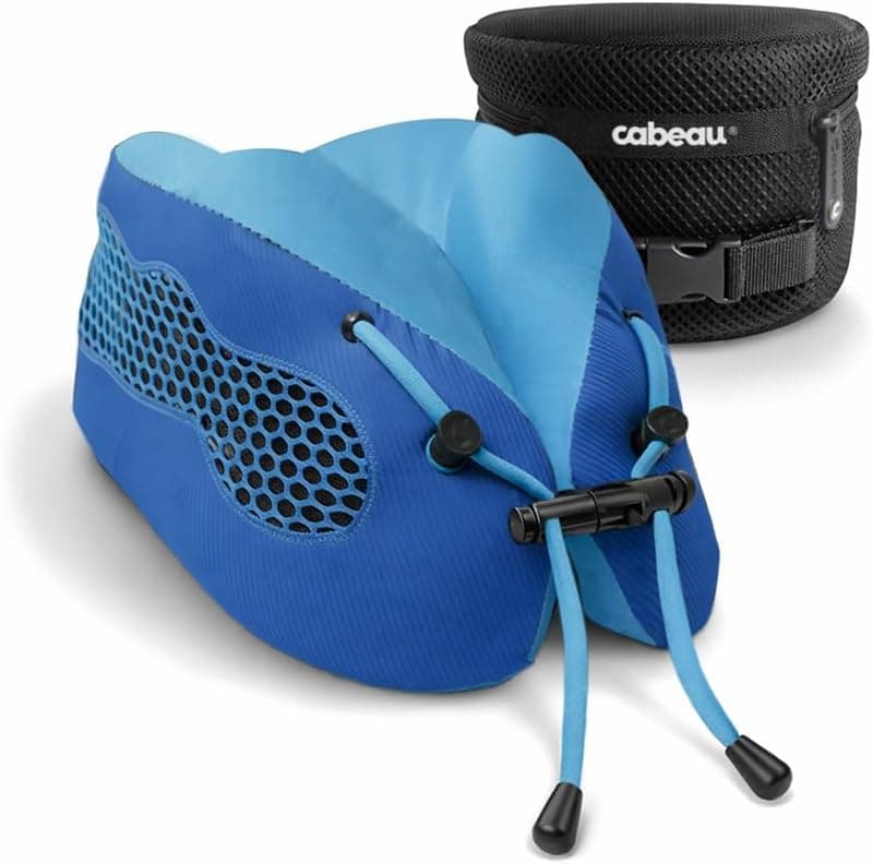 Almohada de viaje para el cuello Evolution Cool de Cabeau - Ventilaciones de flujo de aire de refrigeración, soporte para el cuello de espuma viscoelástica y cierre ajustable - Comodidad en movimiento con estuche de transporte - Avión, tren, automóvil y juegos (azul)
