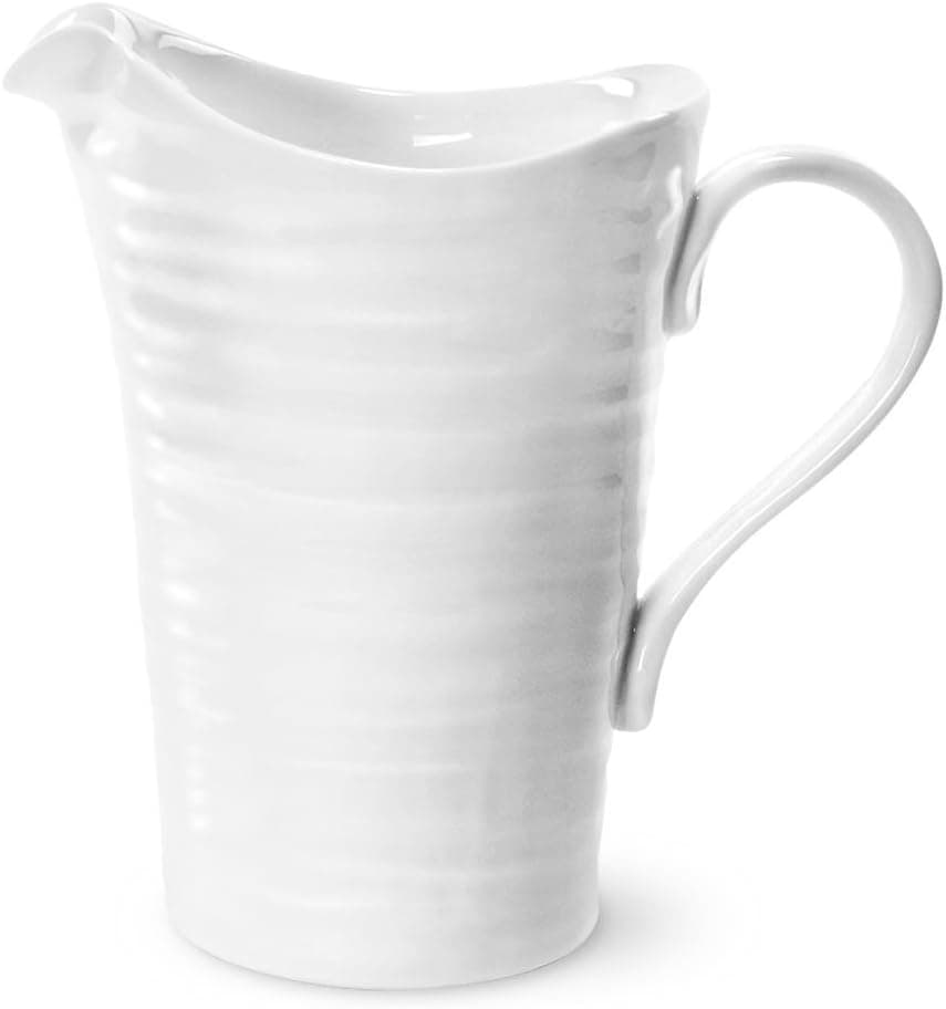 Sophie Conran Jarra grande de porcelana fina de 3 pintas - Sirve bebidas frías o exhibe flores - Centro de mesa de cocina Decoración para fiestas y comedor diario y regalo de inauguración de la casa | Sirve bebidas o exhibe flores con un diseño elegante: apto para lavavajillas, microondas, congelador y horno para uso diario.