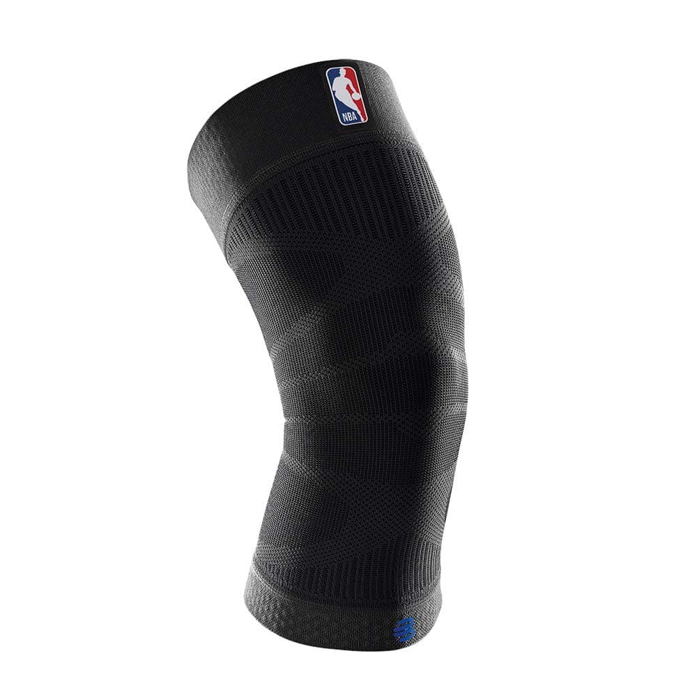 Bauerfeind Rodillera de compresión deportiva NBA - Diseño liviano con zonas de agarre para alivio del dolor de rodilla de baloncesto y rendimiento con diseños de equipo (negro, XL)