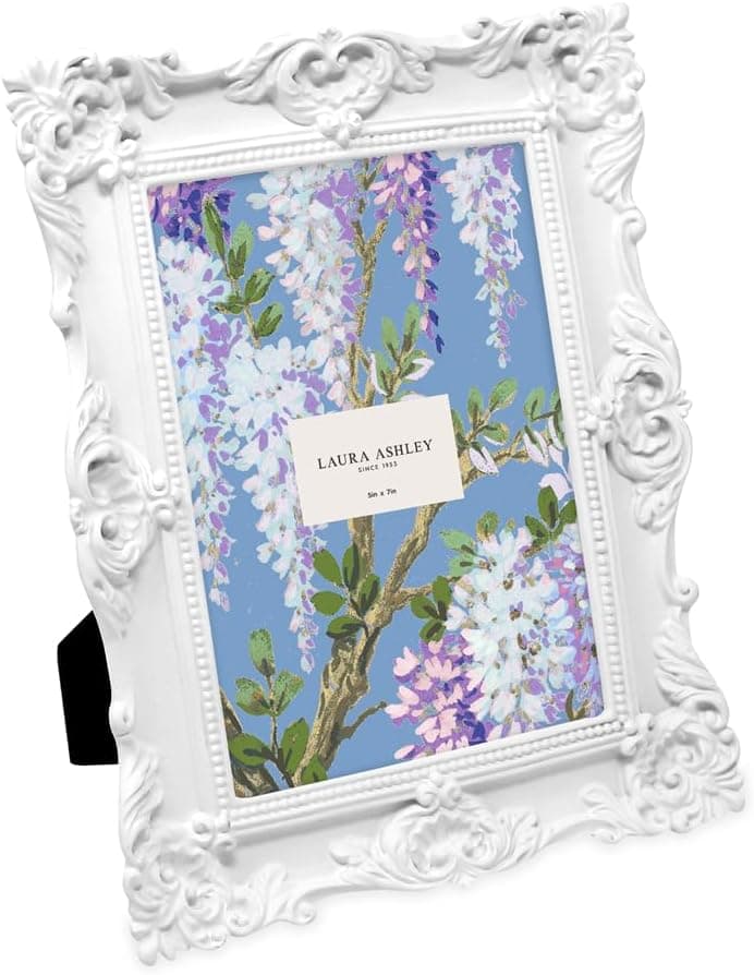 Laura Ashley Marco de fotos de resina hecho a mano con textura adornada de 5 x 7, color blanco, con caballete y gancho para exhibición de mesa y pared, diseño floral decorativo, decoración del hogar, galería de fotos, arte, más (5 x 7, blanco) | Marco de fotos de resina hecho a mano para mesa y pared, decoración del hogar con diseño floral, galería de fotos (5 x 7, blanco)