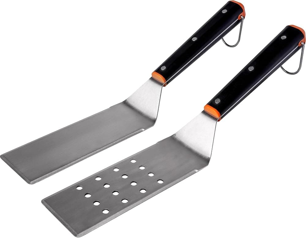 Traeger Grills Espátula de parte superior plana, paquete de 2 – Espátulas de plancha sólidas y ranuradas de acero inoxidable de alta resistencia para voltear, dorar y servir, aptas para lavavajillas