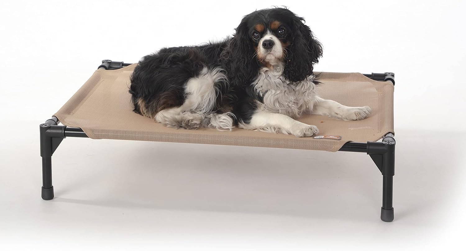 Cama para perros elevada para exteriores de K&H, cama para perros elevada para enfriamiento, mediana 32x25 pulgadas, bronceada | Cuna para mascotas pequeñas y medianas, diseño de hamaca transpirable de malla 360, cubierta lavable para interiores/exteriores, marco de metal portátil