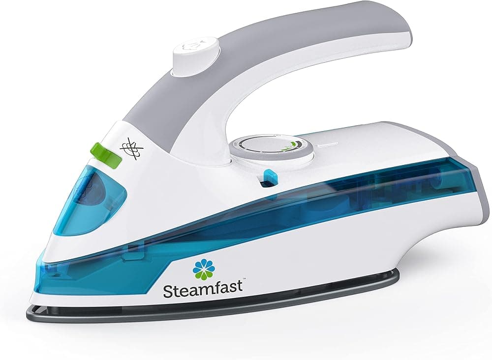 Steamfast SF-710 Mini plancha de vapor, placa de suela antiadherente, mango plegable, tiempo de calentamiento de 45 segundos, almacenamiento de cable, portátil, cable de alimentación de 6 pies, potencia de vapor sin químicos, blanco