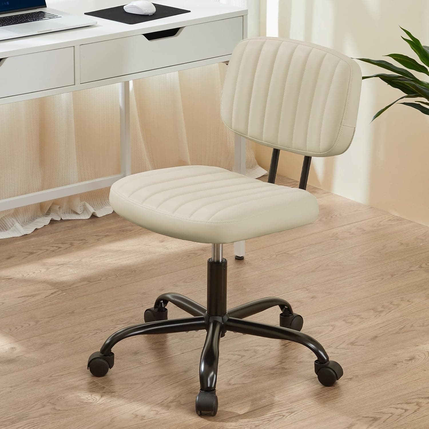 Silla de escritorio de oficina Sweetcrispy, silla de tocador pequeña, soporte lumbar | Cuero de PU sin brazos, tarea giratoria con altura ajustable, dormitorio, hogar, estudiante, color beige y blanco
