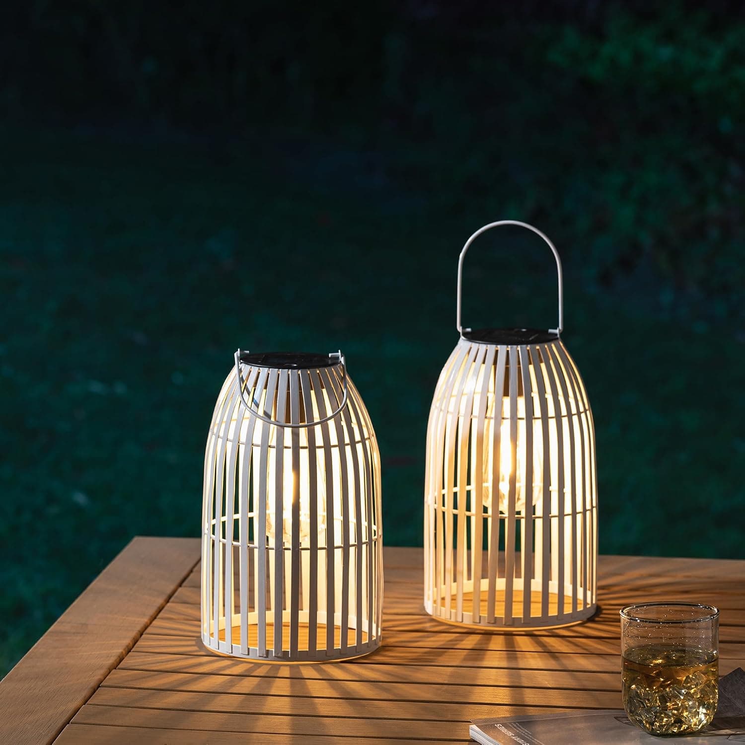 Glitzhome Linterna solar al aire libre impermeable colgante de metal en forma de jaula de pájaros, luz solar decorativa para jardín, patio, porche (blanco)