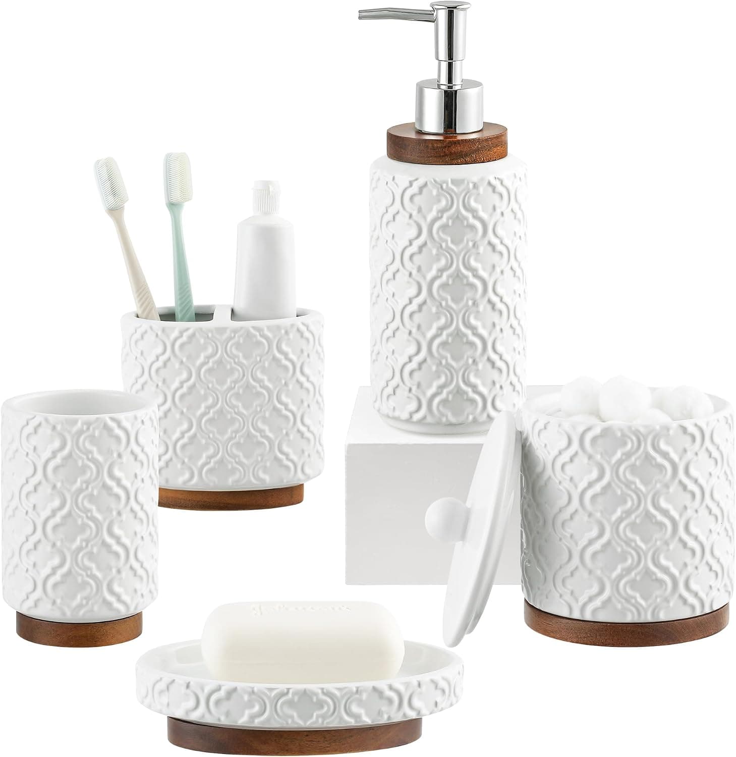 RQYIXI Juego de accesorios de baño de cerámica de 5 piezas, blanco, con tarro de hisopo de algodón | Organización de encimera moderna con diseño en relieve de cerámica y madera.
