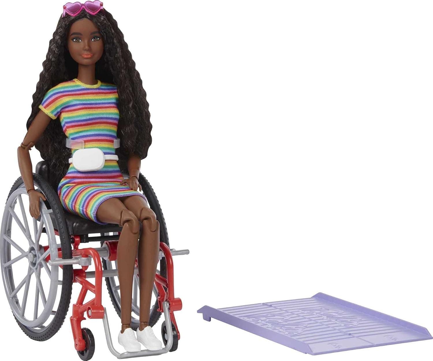 Muñeca Barbie Fashionistas #166 con silla de ruedas y cabello moreno rizado, vestido con rayas de arcoíris, zapatillas blancas, gafas de sol y riñonera, juguete para niños de 3 a 8 años