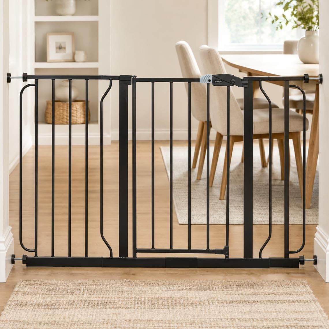 Regalo Safety Puerta para bebés extra ancha de 29"-49", parte inferior de escaleras y puertas | Montado a presión con puerta, para bebés, niños pequeños y mascotas, negro, probado y confiable durante 30 años