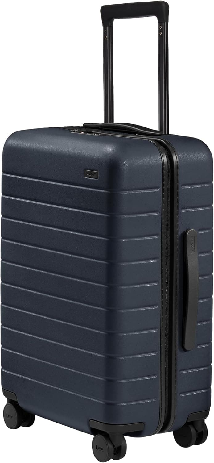 Away Equipaje de mano más grande, maleta giratoria rígida y liviana de 26 pulgadas | Duraderas y livianas, ruedas giratorias premium de 360°, sistema de compresión interior, bloqueo aprobado por la TSA, azul marino