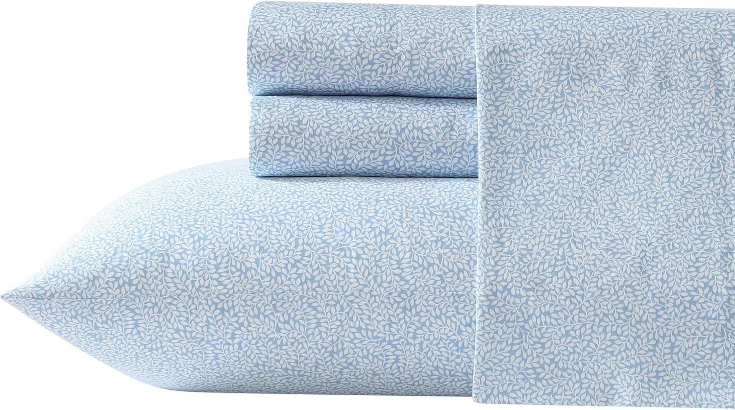 Laura Ashley – Juego de sábanas tamaño Queen, ropa de cama de satén de algodón suave con sábana ajustable y fundas de almohada, decoración floral para dormitorio, bolsillo profundo, elementos esenciales para dormitorio universitario (Little Vines Blue)