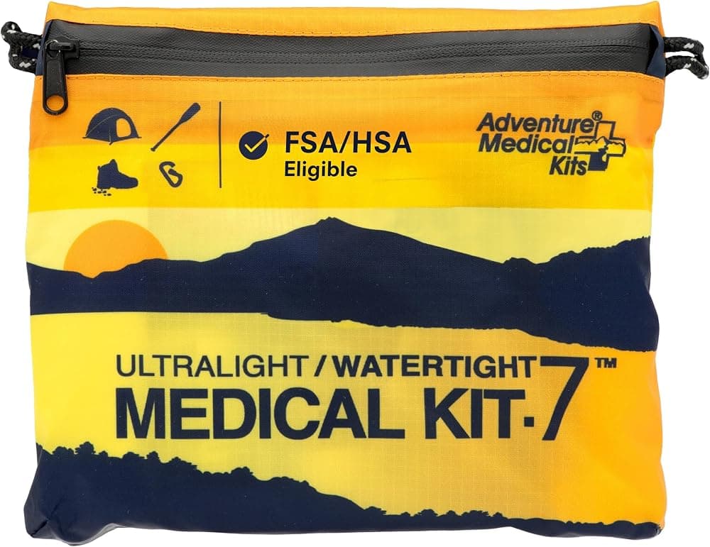 Adventure Medical Kits Botiquín médico ultraligero/hermético .7, (3 personas) | Incluye bolsa interior impermeable DryFlex con vendajes, gasas y medicamentos para el cuidado de heridas, además de Moleskin para aliviar las ampollas.
