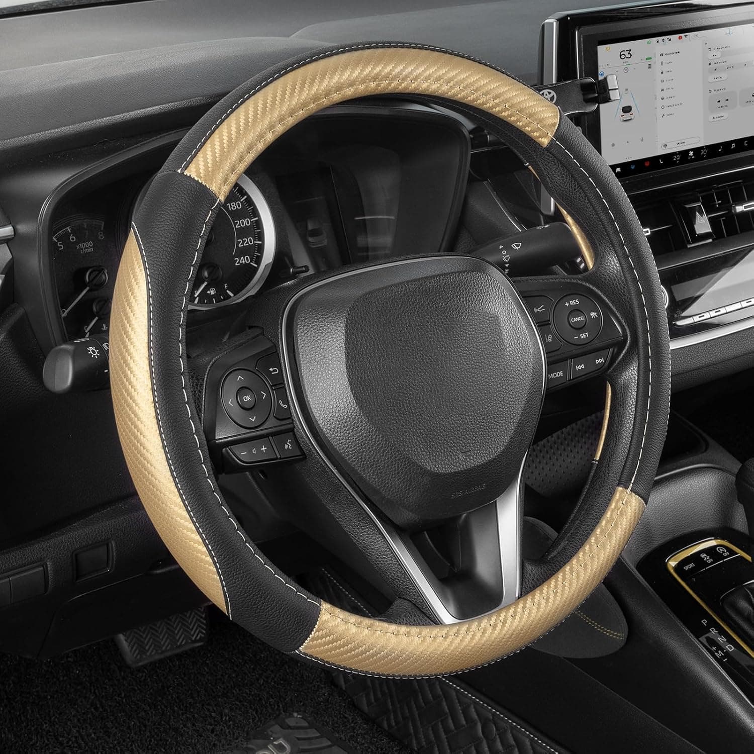 SEG Direct Funda para volante de coche de 14,5 a 15 pulgadas, patrón de fibra de carbono dorado | Universal tamaño mediano estándar 37-39cm para coche camión SUV, cuero de microfibra negro, agarre antideslizante, accesorios interiores de automóvil